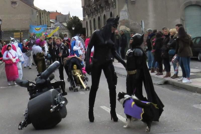 Catwoman (él) y Batman (ella) causaron sensación con su moto y su perro. DL.