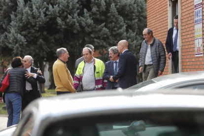 El alcalde se despide tras la reunión mantenida ayer en los talleres de Renfe en León. JESÚS F. SALVADORES