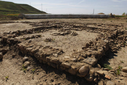 Restos de algunas de las construcciones descubiertas en Lancia y que Fomento tapará para su conservación.