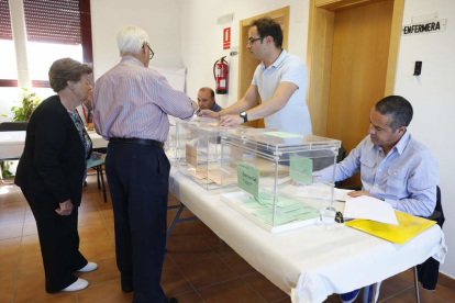 Las papeletas y sobres verdes vuelven a algunos colegios electorales leoneses. FERNANDO OTERO