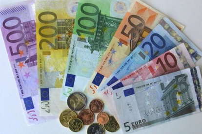 Monedas y billetes de euro de curso legal.