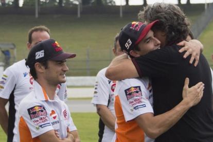Paolo Simoncelli recibe el abrazo de Marc Márquez, ante la presencia de Dani Pedrosa, en el reciente homenaje que MotoGP dedicó, en Sepang (Malasia), a su hijo Marco.