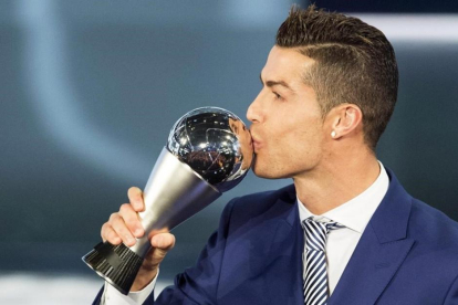 Ronaldo besa el trofeo que le ha otorgado la FIFA este lunes en la gala de Zúrich.