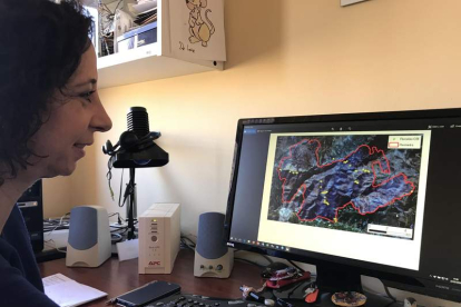 La investigadora Leonor Calvo observa un mapa de la zona quemada de La Cabrera. A. VALENCIA