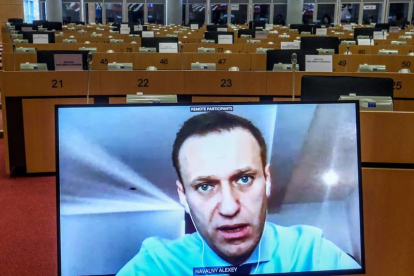 Imagen de Navalni en una pantalla del Parlamento Europeo. OLIVIER HOSLET