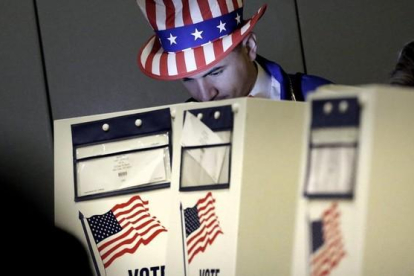 Un hombre vestido como el Tio Sam  ejerce su derecho al voto en un centro electoral en el eastside de Nueva York en las eleccines presidenciales del 2016.