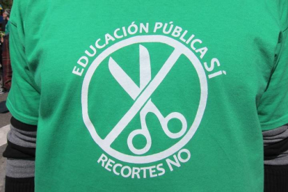 Imagen de una camiseta contra los recortes en la Educación pública. EUROPA PRESS