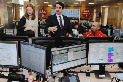 El consejero Juan Carlos Suárez-Quiñones, junto a la directora del 112, Irene Cortés. NACHO GALLEGO