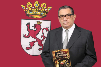 García–Osuna posando con su último libro del rey Ramiro II. DL