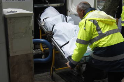 Servicios de emergencia trasladan un cadáver. RAMIRO
