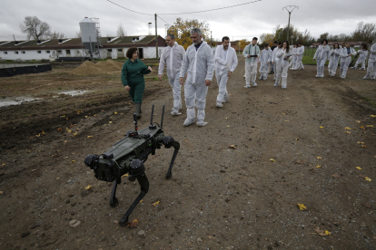 Participantes en el seminario de la ULE, con el robot en primer plano. FERNANDO OTERO