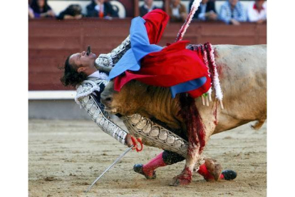Gustavo Cuevas, autor español y ganador del segundo premio en la categoría 'Deportes' por la fotografía que muestra la cogida sufrida por el matador de toros Julio Aparicio en la plaza de Las Ventas, Madrid, España, el día 21 de mayo de 2010, durante la Feria de San Isidro.