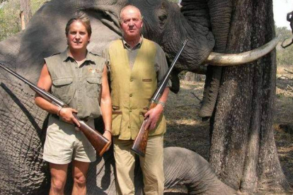 El Rey posa con Jeff Rann, organizador de safaris, ante un elefante abatido en Botsuana.