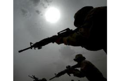 Dos soldados norteamericanos apuntan durante unas maniobras en la frontera de Kuwait con Irak