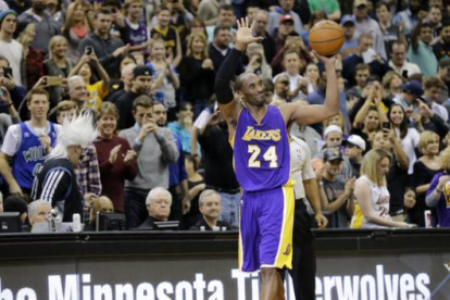 Kobe Bryant saluda a los espectadores tras batir la marca de Michael Jordan, este domingo, en el partido entre los Lakers y los Timberwolves.