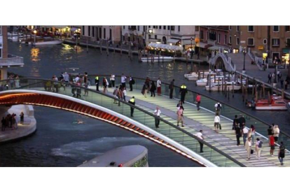 Varios peatones caminan por el recién estrenado puente de la Constitución, en Venecia, el 12 de septiembre del 2008.