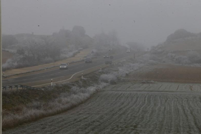 Carretera en León con niebla y cencella.