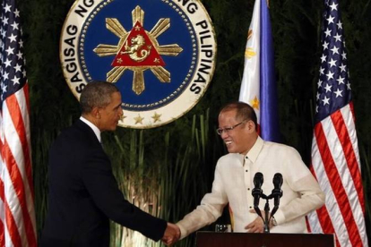 Obama y Aquino se dan la mano tras su rueda de prensa conjunta, este lunes en Manila.