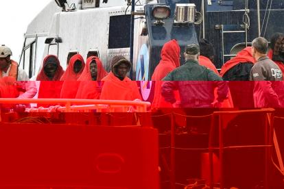 Llegada de 36 personas rescatadas por Salvamento Marítimo al puerto de Almería.