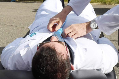 Simulación de una reanimación con masaje cardíaco a un paciente sin pulso. RAMIRO