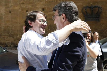 Mañueco, presidente del PP de Castilla y León, saluda a Majo a su llegada al Congreso Provincial. F. OTERO PERANDONES