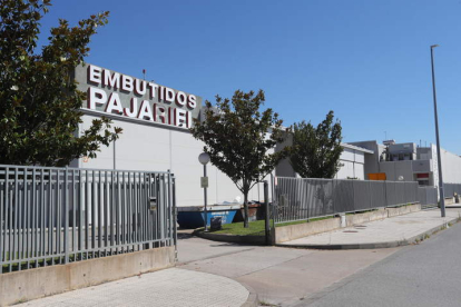 Embutidos Pajariel ha ido creciendo desde 2005 en el polígono industrial de Bembibre con sucesivas ampliaciones. L. DE LA MATA