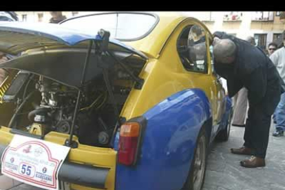 Muchos fueron los curiosos que se acercaron a la plaza mayor de León para contemplar de cerca este modelo de coche que revolucionó a la España de los años 60.