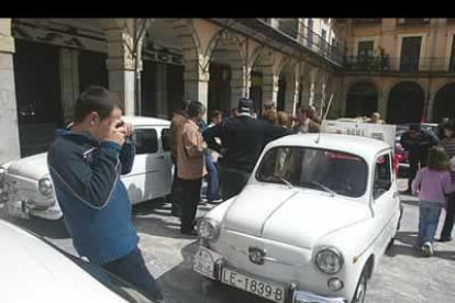 Los coches estuvieron expuestos varias horas en la plaza Mayor donde muchas personas pudieron ver con detalle su interior y fotografiar su peculiar carrocería.