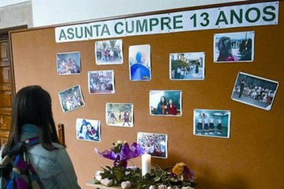 Un mural y unas flores recuerdan a Asunta en el instituto al que iba, ayer.