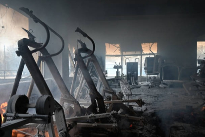 El interior de un gimnasio abrasado por las llamas. ROMAN PILIPEY