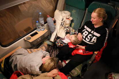 Refugiados de Ucrania esperan en la estación ferroviaria de Chelm, desde donde tomarán un tren especial a Varsovia, Polonia, el 2 de marzo de 2022. PAWEL SUPERNAK