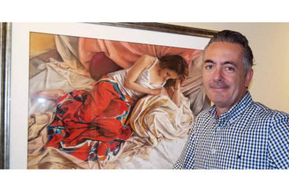 Germán Aracil, con una de las realistas obras que presenta en la galería Bernesga. CUEVAS
