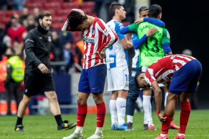 Joao Félix se lamenta del empate tras acabar el partido.