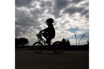 Imagen de un niño paseando en bici. TONI GALÁN