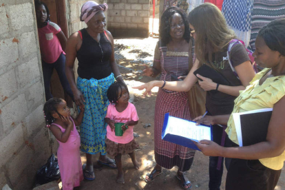 Una trabajadora de la oenegé conversa con familias que serán becadas con los fondos leoneses. MUNDO ÉTICO