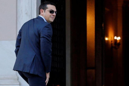 El primer ministro griego, Alexis Tsipras, a su llegada a la reunión que ha mantenido con el ministro de Defensa y líder del partido ANAP, Panos Kammenos.