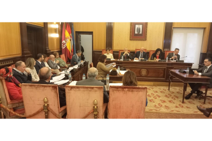 Un momento del último pleno del año celebrado en el Ayuntamiento de León. J. Notario