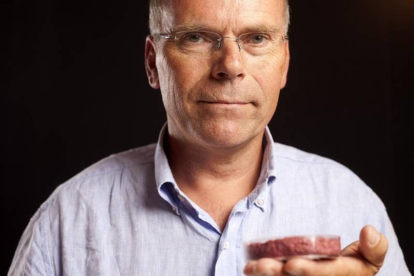 El científico Mark Post, con la hamburguesa.