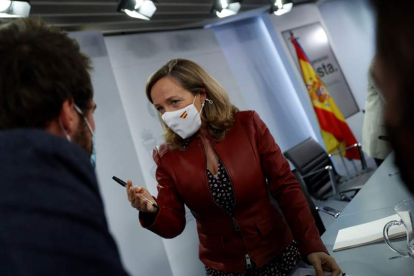 Nadia Calviño conversa con periodistas tras el Consejo de Ministros Extraordinario de ayer. MARISCAL