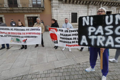 Trabajadores en huelga de los servicios de limpieza, a las puertas del Ayuntamiento, donde se celebraba Pleno. L. DE LA MATA