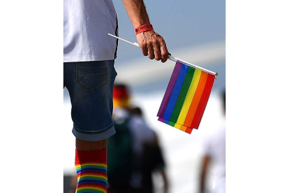Un hombre luce símbolos LGTBI ayer, en Budapest. LUKAS BARTH-TUTTAS