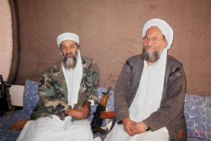 El líder de Al Qaeda junto a Osama Bin Laden en una imagen de archivo. AUSAF NEWSPAPER