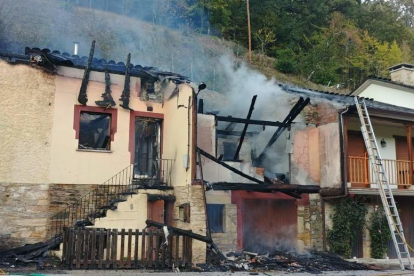 La vivienda de Gaspar ardió por completo el viernes. BOMBEROS