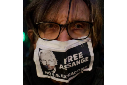 Una manifestante pide la liberación de Assange. STEPHANIE LECOCQ