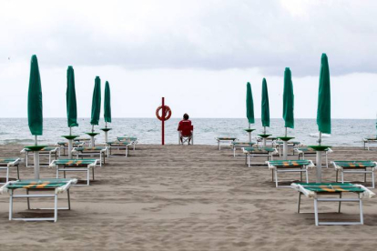 Sombrillas dispuestas conforme a las normas sobre distanciamiento social en un club de playa en Fregene, Roma. MASSIMO PERCOSSI