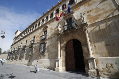 Vista exterior del Palacio de los Guzmanes, donde se asienta la Diputación de León. RAMIRO