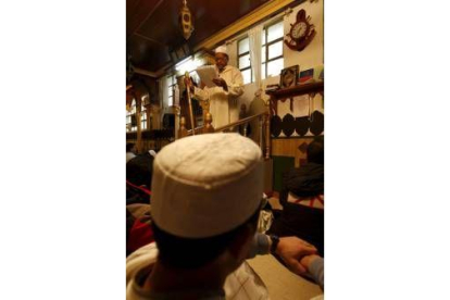 El imán dirige los rezos de la comunidad islámica de León en la mezquita del Crucero
