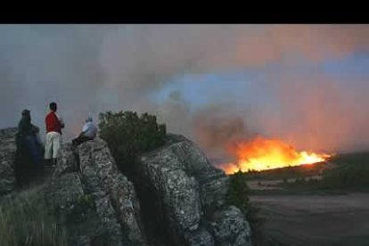 La recuperación de los cadáveres entrañaba gran dificultad, al estar en un barranco y en una zona muy abrupta, de difícil acceso para los helicópteros también por el fuerte viento.