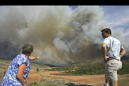 Los vecinos han observado impotentes durante el fin de semana cómo el fuego avanzaba por la localidad de Riba de Saelices, rodeada por los bosques en llamas.