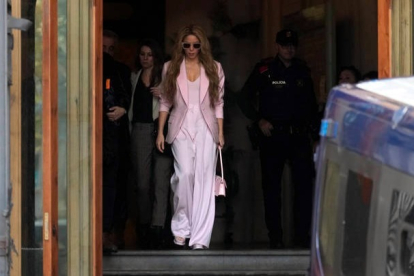 La cantante Shakira a su salida de la Audiencia de Barcelona tras aceptar este lunes el pago de una multa millonaria a cambio de una rebaja de condena que evitará su entrada en prisión, tras admitir que defraudó 14,5 millones a Hacienda entre los años 2012 y 2014. ENRIC FONTCUBERTA